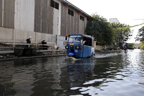 Pasca Gerhana Bulan Kawasan Muara Baru Terendam Banjir Rob