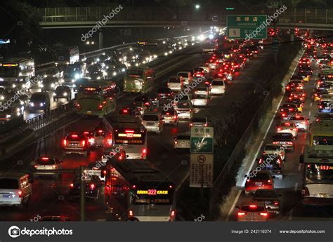 Masas Vehículos Mueven Lentamente Atasco Tráfico Una Carretera Por