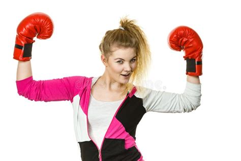 Guantes De Boxeo Del Ganador De La Mujer Que Llevan Imagen De Archivo