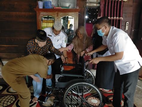 Dinsos Muba Berikan Bantuan Kursi Roda Buat Sang Veteran Di Sanga Desa