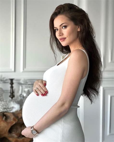 Kinci Bebe Ine Ayl K Hamile Olan Fahriye Evcen Karn Burnunda