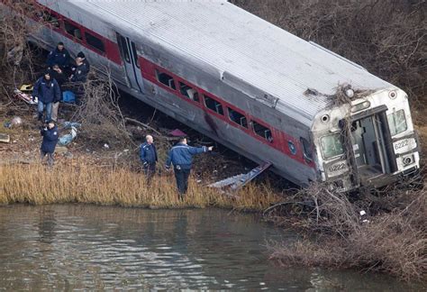 El Descarrilamiento De Un Tren De Metro En Nueva York Deja Al Menos