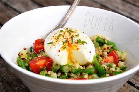 Salade de quinoa et boulgour aux légumes verts et oeuf mollet