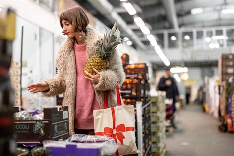 Mujer Comprando Frutas En El Mercado Interior Local Foto Premium