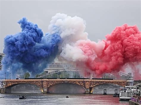 Un feu d artifice bleu blanc rouge lance la cérémonie d ouverture des