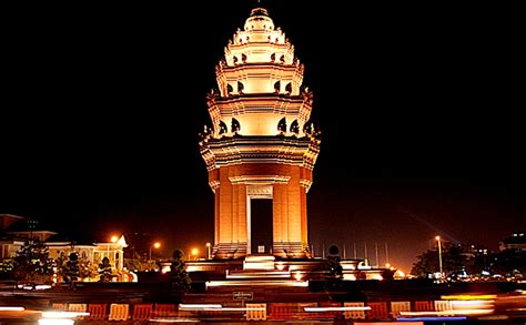 INDEPENDENCE MONUMENT (PHNOM PENH, CAMBODIA) VIMEAN EKAREACH - BOOKINGNOW