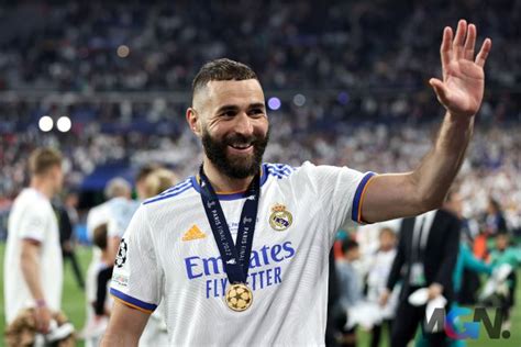 FIFA Online 4 So sánh hai phiên bản căng cực của Karim Benzema