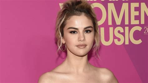 Selena Gomez Estrena Look Con Flequillo