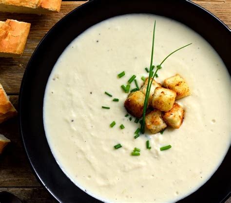 Delicioso caldo de gallina peruano para disfrutar en cualquier ocasión