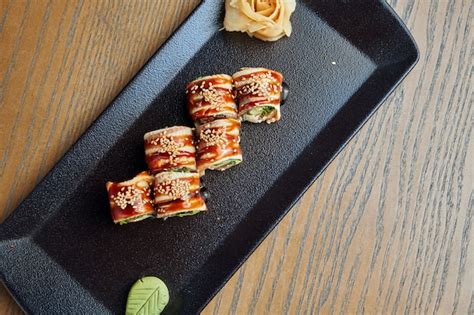 Rollo De Sushi Japon S Tradicional Con Anguila Pepino Queso Crema Y