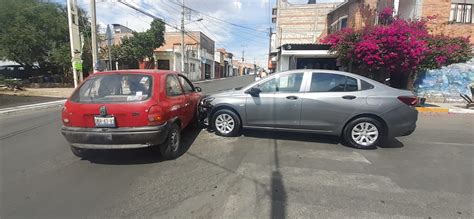 Chocan Dos Autos En Cruce De Sjr Noticias De Quer Taro