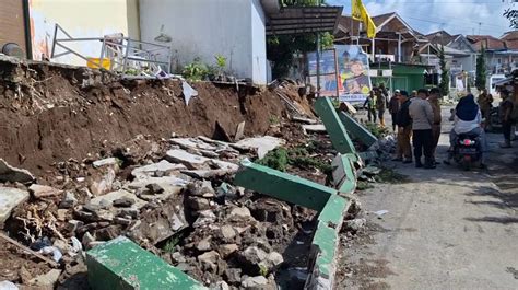 Banjir Hingga Longsor Terjang Desa Margamulya Tpt Ambruk