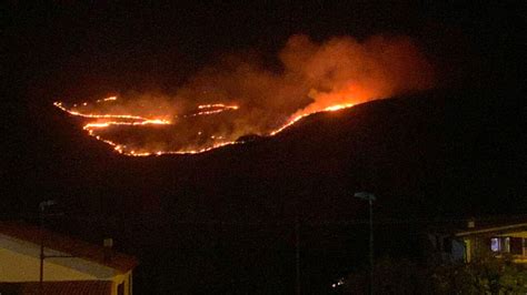 Vasto Incendio Ad Alanno Sul Posto Decine Di Soccorritori Tra Vigili