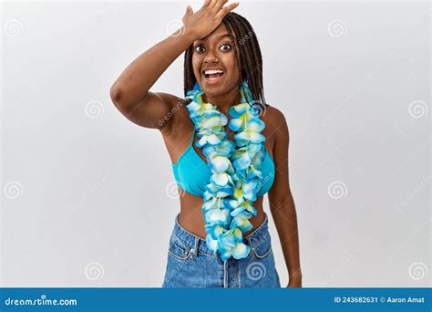 Joven Afroamericana Con Trenzas Con Bikini Y Lei Hawaiano Sorprendida De La Mano En La Cabeza