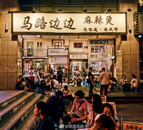 打卡网红店马路边边麻辣烫，这是一家5点以后就必须要拿号排队的店麻辣烫打卡排队新浪新闻