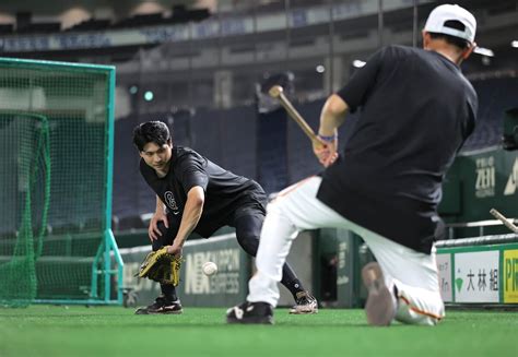 【動画】川相コーチが2人と同時にキャッチボールするスゴ技を披露 スポーツ報知