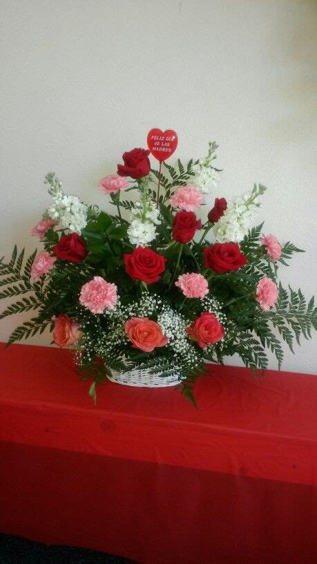 Una Hermosa Canasta Mixta Rosas Y Claveles Feliz Dia De Las Madres