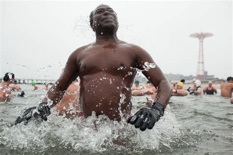 A Plunge with the Coney Island Polar Bear Club – Julian Walter Photography