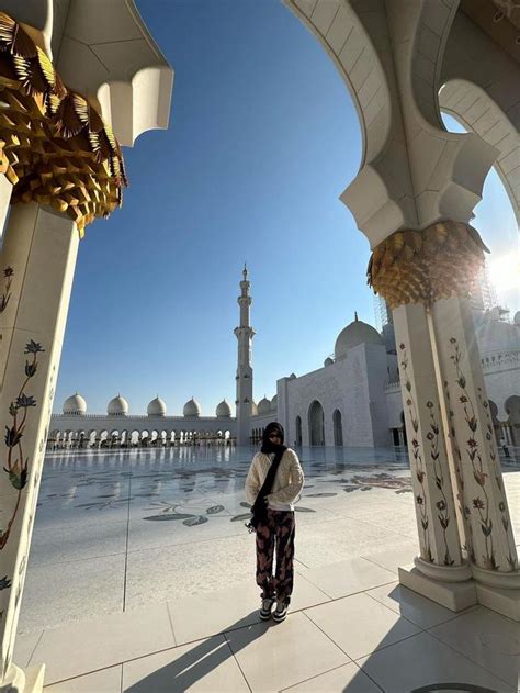 6 Potret Jennie BLACKPINK Pakai Kerudung Saat Kunjungi Masjid Di Abu