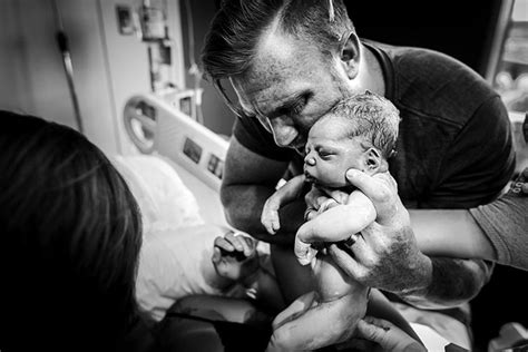 10 Powerful Shots Of Delivery Room Dads That Will Make You Appreciate Your Dad Even More Demilked