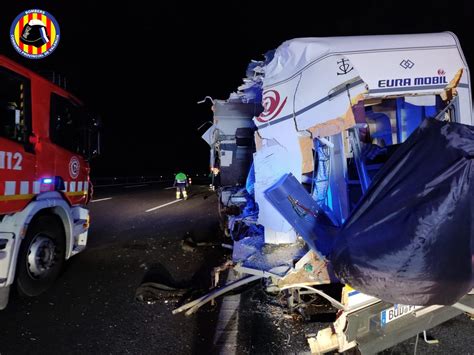 Accidente De Tráfico En La Ap 7 Colisión Entre Un Camión Y Una