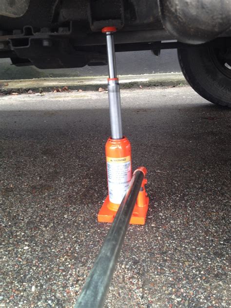 Куда ставить домкрат на л200 - 87 фото