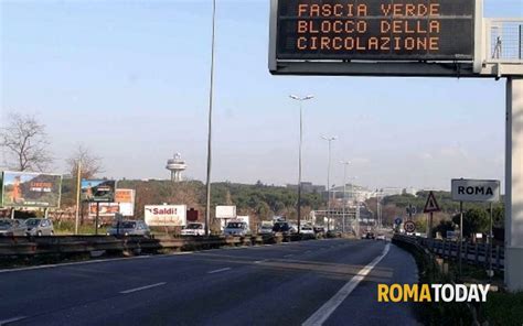 Blocco Traffico A Roma Il Marzo Stop Alle Auto In Fascia Verde Gli