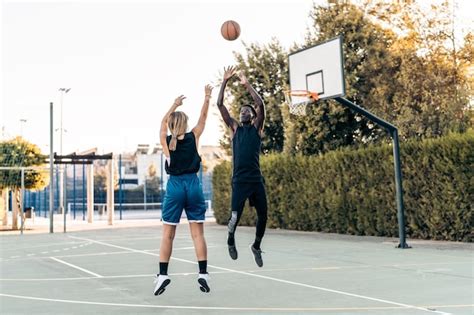 Mujer Rubia Saltando Como Disparar Una Pelota De Baloncesto En La