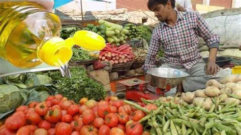 रसोई में तड़का लगाना मुश्किल महंगी सब्जी तेल ने बिगाड़ा खाने का स्वाद देखें रेट लिस्ट Zee