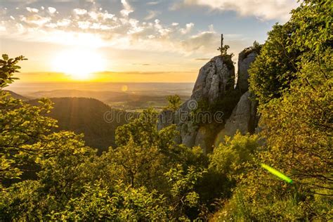 Bella Puesta De Sol Sobre La Cornisa Y El Bosque En Los Alpes Suabios