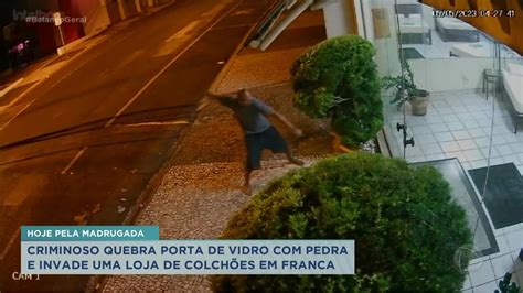 Criminoso quebra porta de vidro pedra e invade uma loja de colchões