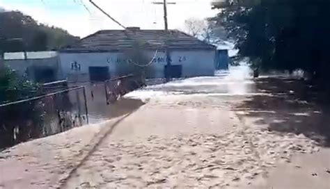 Chuvas No RS Imagens Mostram Montanha De 1 5m De Areia Em Rua De