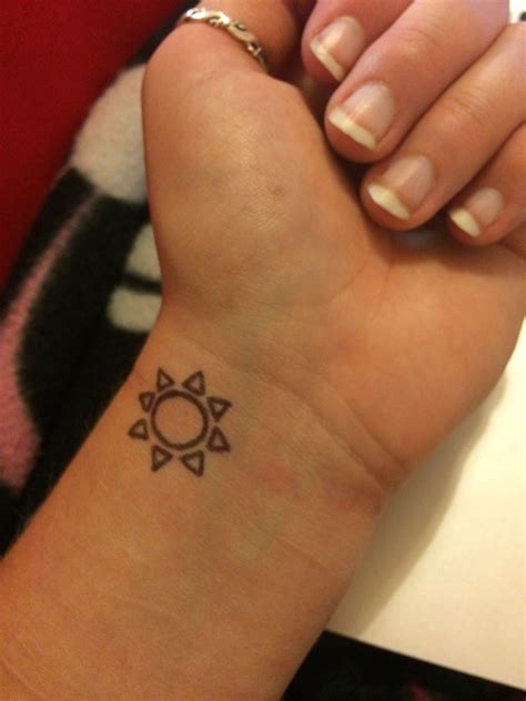 Simple Sun On Wrist Simple Henna Tattoo Henna Tattoo Hand Small Henna Tattoos Wrist Henna