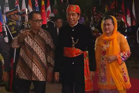 Bak Abang None Jakarta Jokowi Dan Iriana Kompak Pakai Baju Betawi Di