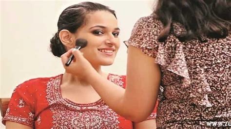 Pre Bridal Makeup Is Important For Bride दुल्हन बनने वाली हैं तो ब्राइडल ट्रीटमेंट में ध्यान