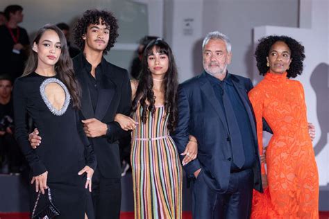 Luc Besson et ses enfants photo de famille à la Mostra de Venise