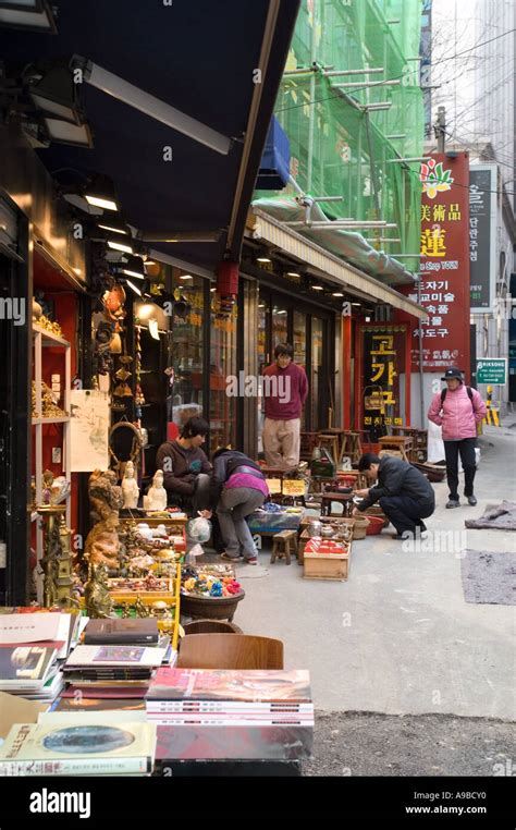 Shopping in Seoul, South Korea's Insadong neighborhood Stock Photo - Alamy