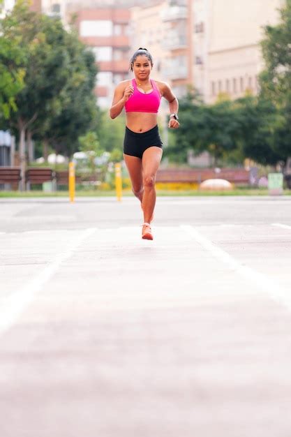 Atleta Femenina Corriendo Durante Su Entrenamiento En La Ciudad Foto