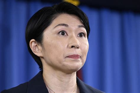 小渕優子氏、涙目で改めて謝罪 “ドリル”で関心集めた政治資金問題 毎日新聞