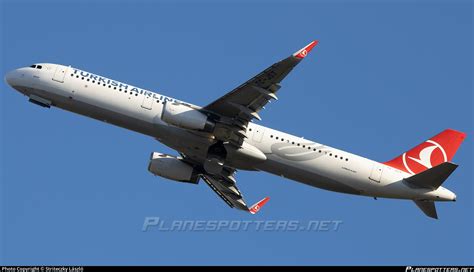 TC JST Turkish Airlines Airbus A321 231 WL Photo by Striteczky László