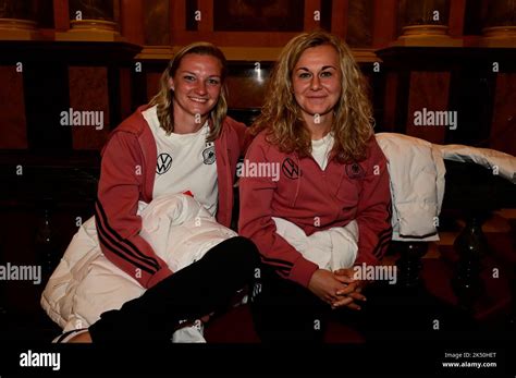 Alexandra Popp Und Lena Lattwein Beim Empfang Der DFB