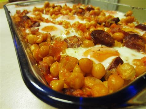 Deliciosa Gula Garbanzos Con Chorizo Y Beicon Con Huevos Al Horno