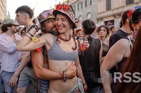 Un Milione Di Persone Celebrano Il Gay Pride Un Trionfo Di Diversit