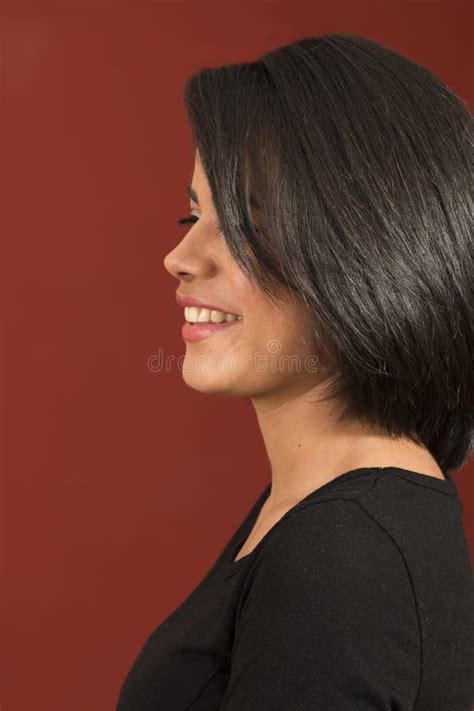 Sonrisa Latina Hermosa De La Vista Lateral De La Mujer Foto De Archivo