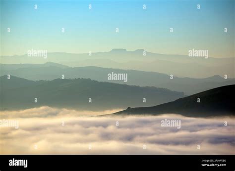 Sipari Di Colline E Montagne Sulla Nebbia Autunnale Stock Photo Alamy