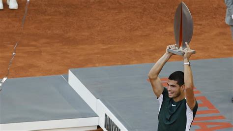 Tenis Alcaraz arrolla a Zverev y es el campeón más joven en el Mutua