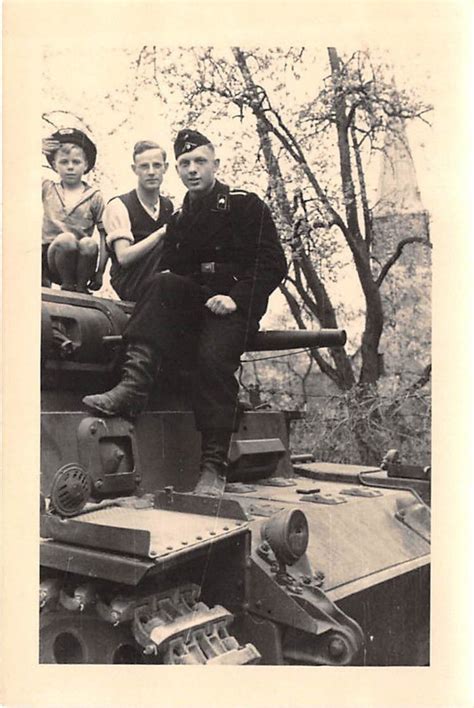 Kinder Auf Panzer Iii Der Panzer Division Postimages