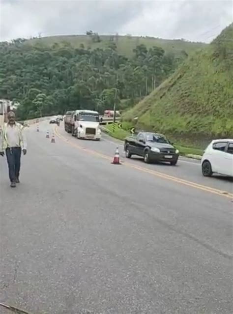 Trecho Da Rodovia Br No Km Interditado Ap S Cratera Abrir Na