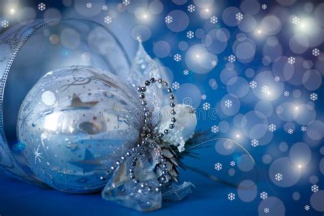 Kerstkaart Met Blauwe Bal Stock Afbeelding Image Of Kleur