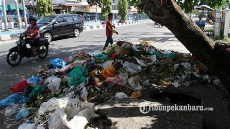 Tumpukan Sampah Di Pekanbaru Menggunung Ternyata Ini Penyebabnya